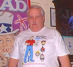 T-Shirt Muffler Men w/ Alfred E. Neuman (Half-Wit) - Roadside America • USA